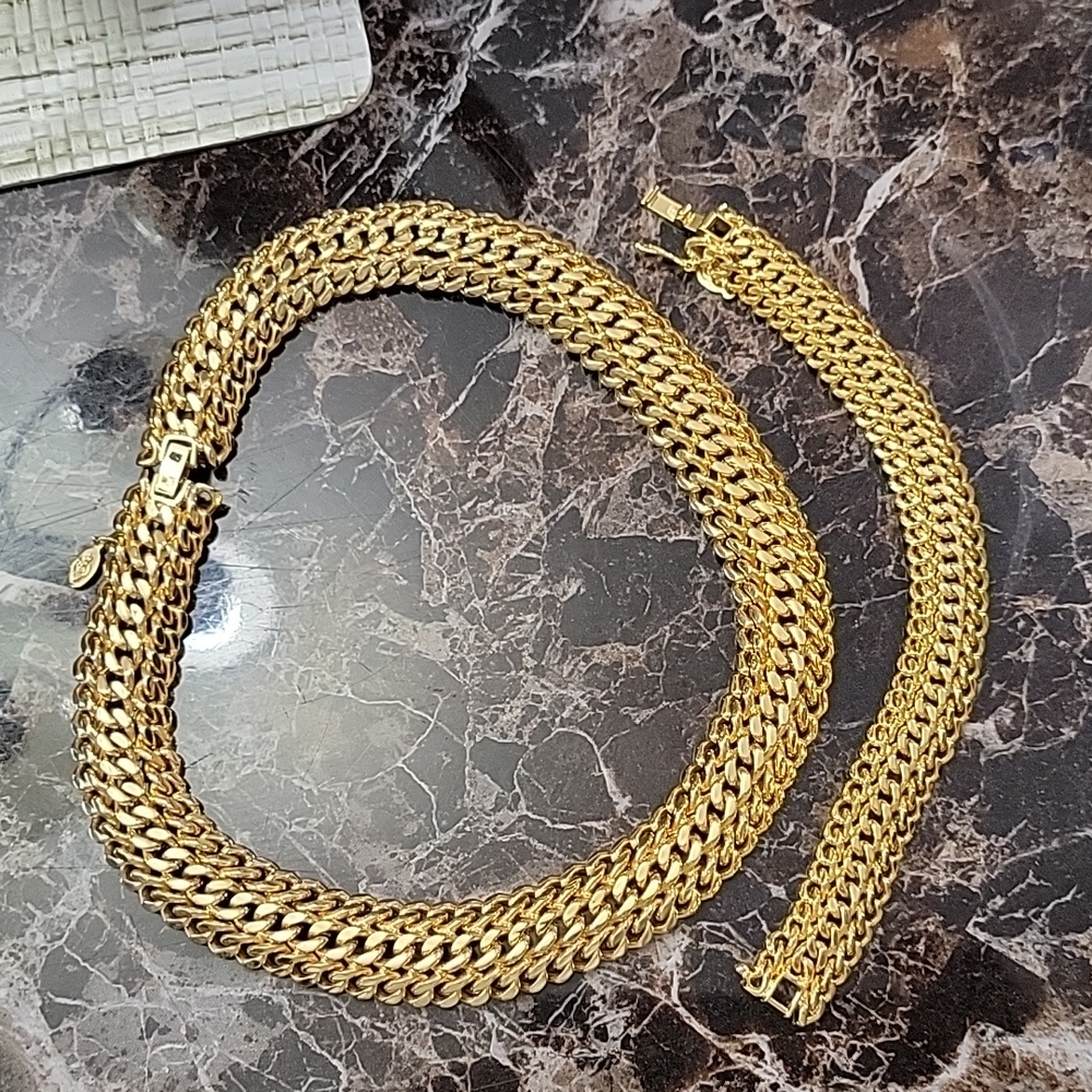 Premiere Design necklace and bracelet set